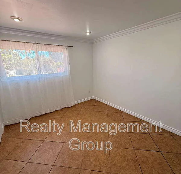 98 E Palomar St — Photo 10