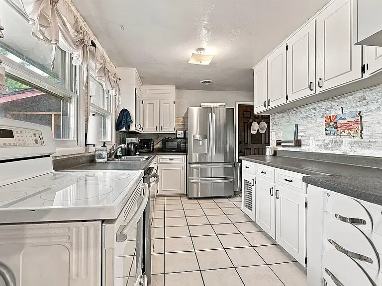 4 bed, 2098 sqft, $2,400 — Photo 4