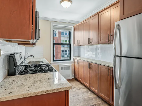 4489 Broadway image 3 of 11