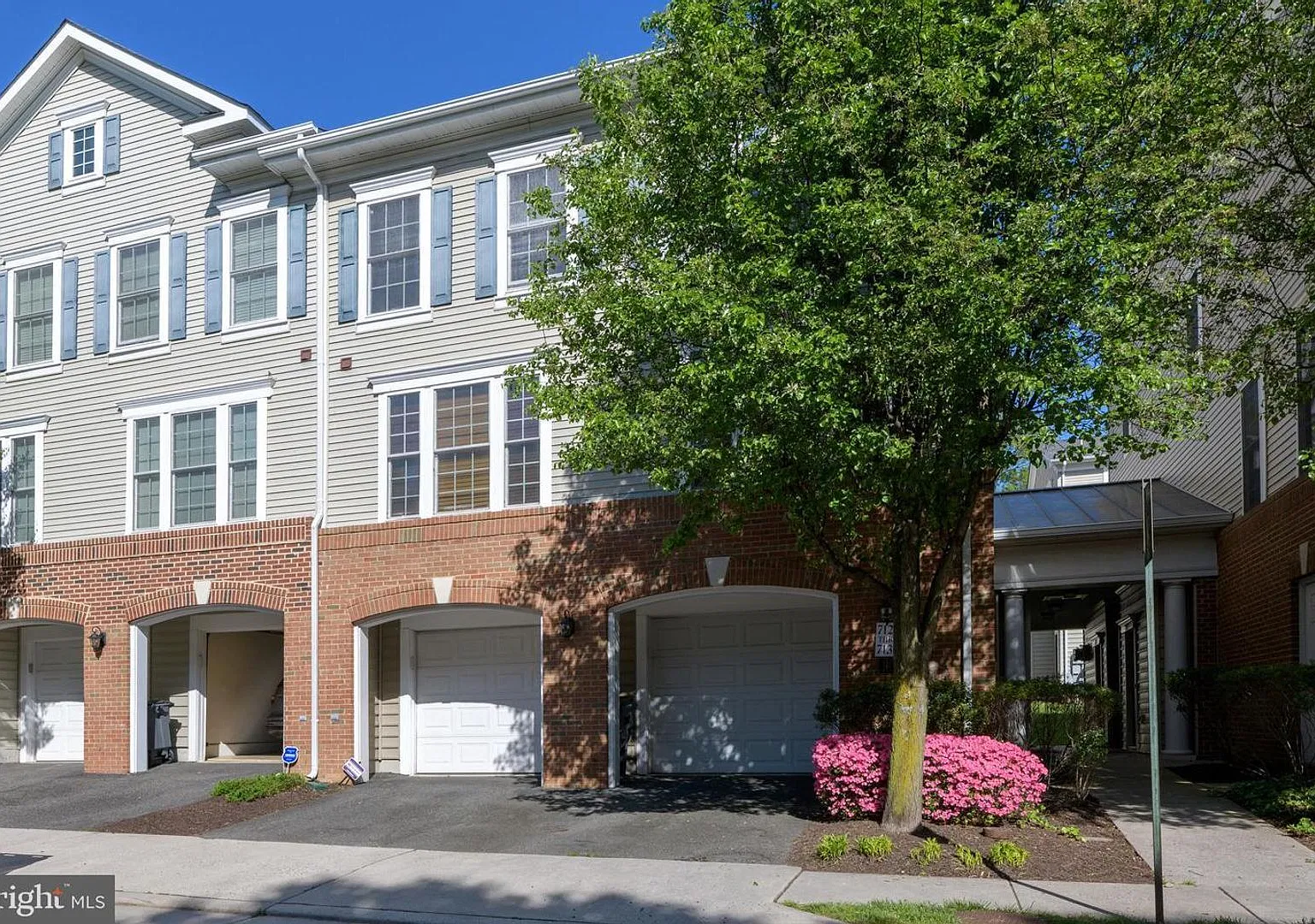 Gorgeous Townhome in Heert of Alexandria! — Photo 2