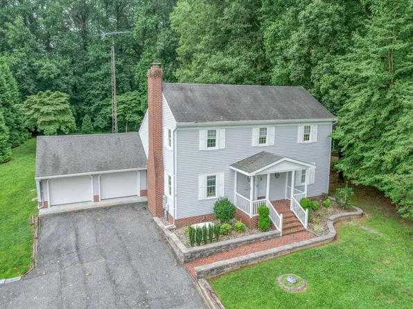 135 Lake Cove Ln, Felton, DE 19943