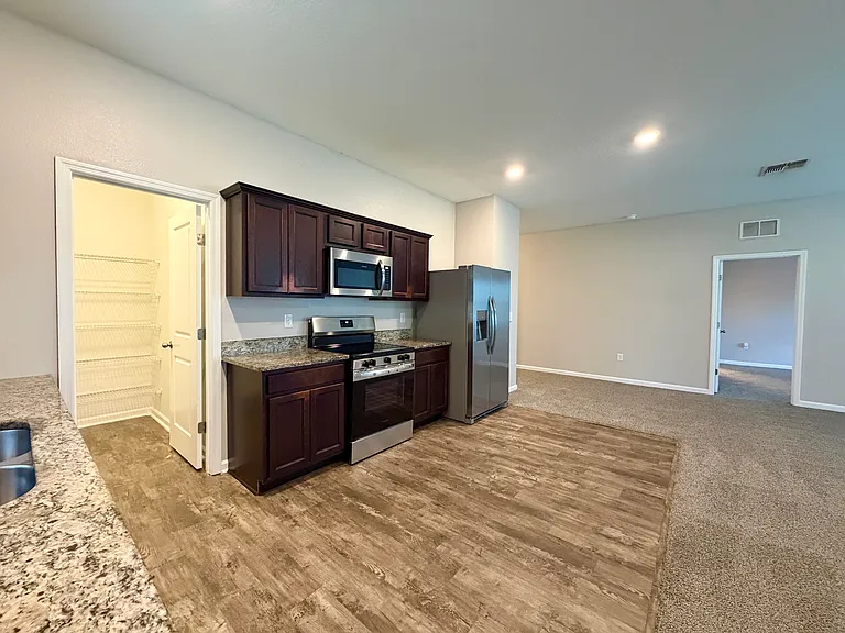 1136 Roberta Rd — Photo 6