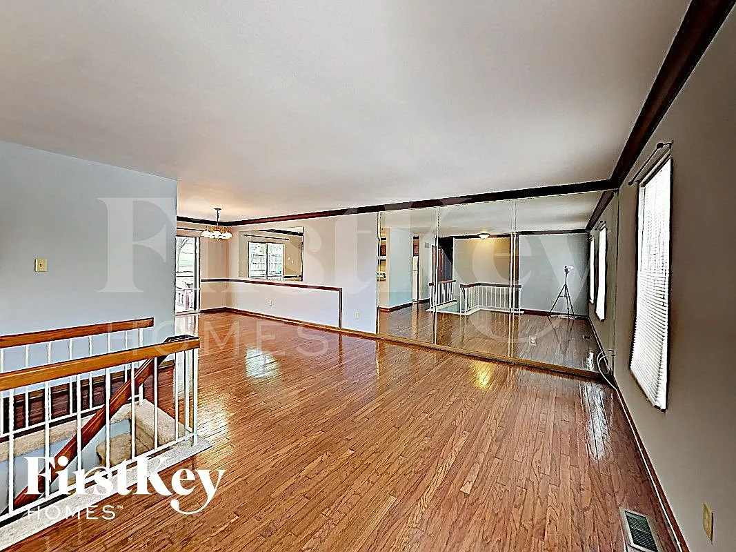 3 bed, 1.5 bath, 1120 sqft, $2,120 — Photo 3
