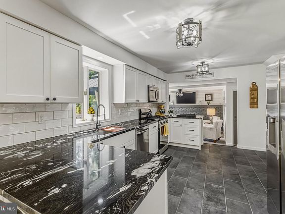 3rd image of 33 Gray Birch Rd
