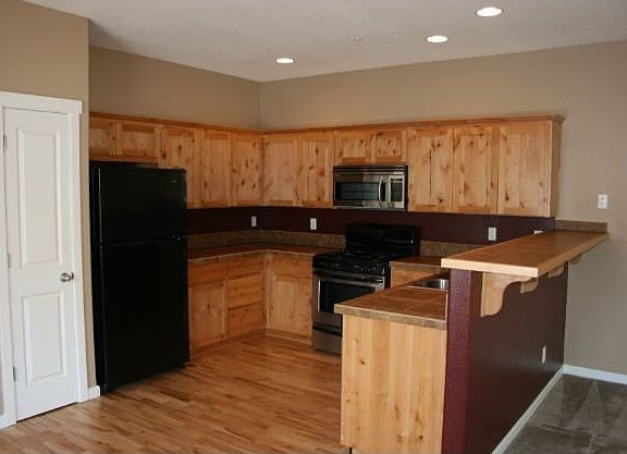 Hardwoods, Stainless Appliances & Tiled Counters