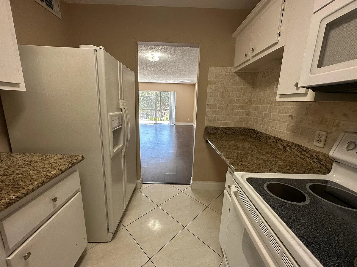Building Photo - 4158 Inverrary Dr #503