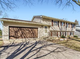 497 Crestview Dr S, Maplewood, MN 55119
