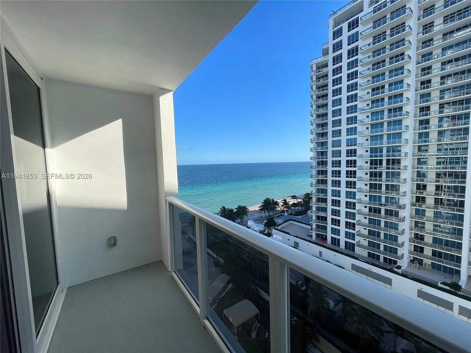 Alexander Towers Condo — Photo 1