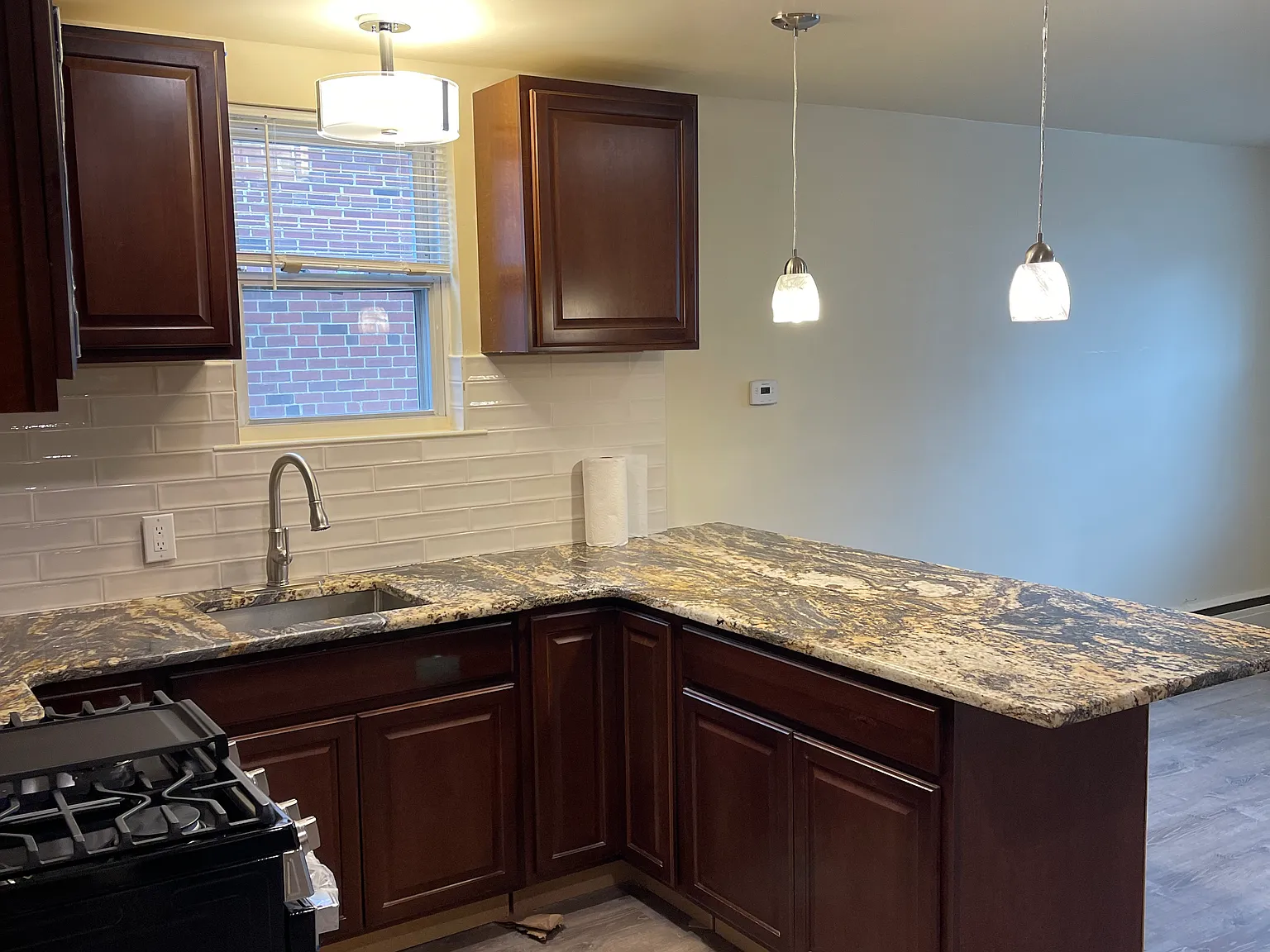 1 bed, 900 sqft, $1,350 — Photo 3