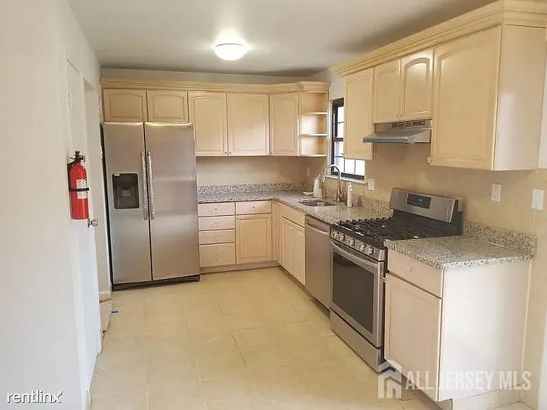 804 Maple Hill Dr — Photo 10