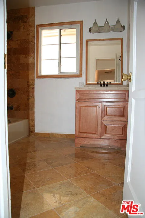 3 bed, 2.0 bath, 1961 sqft, $5,200 — Photo 3
