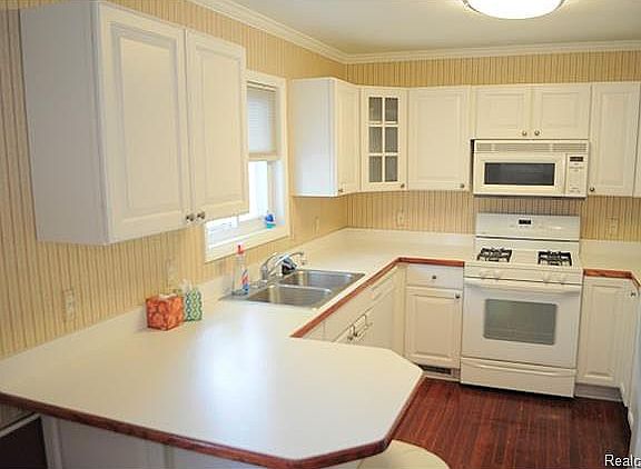 5th image of 1244 N Selfridge Blvd