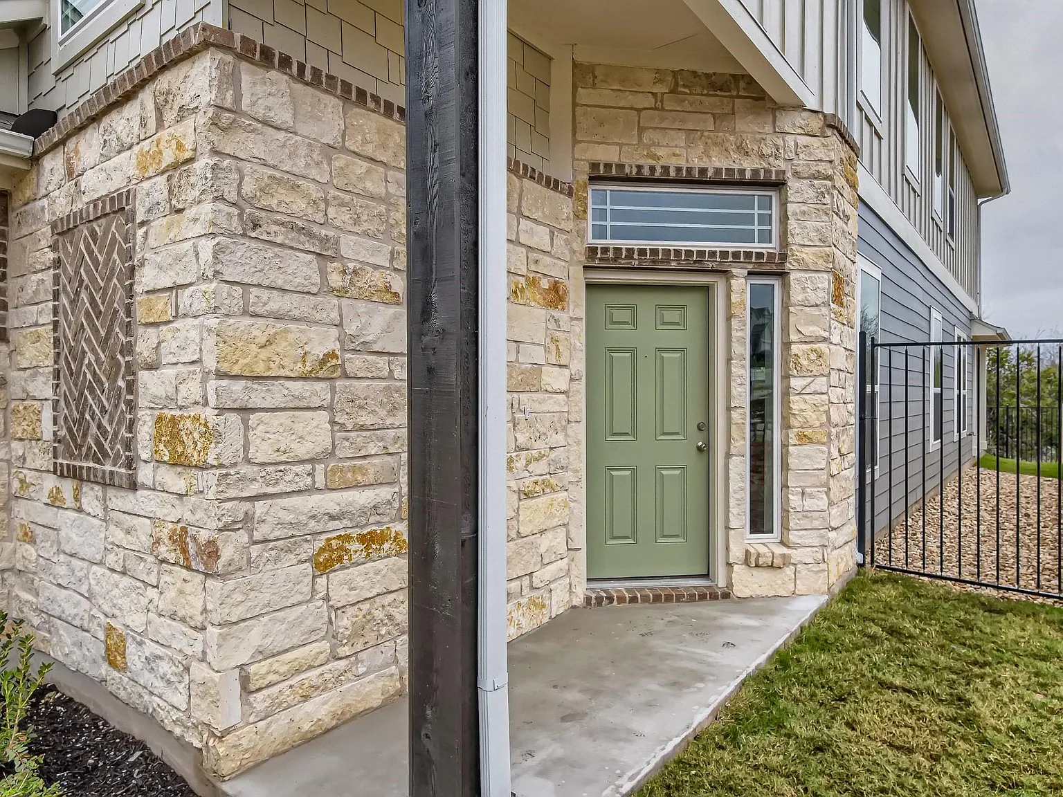 4 bed, 3.5 bath, 2273 sqft, $2,600 — Photo 3