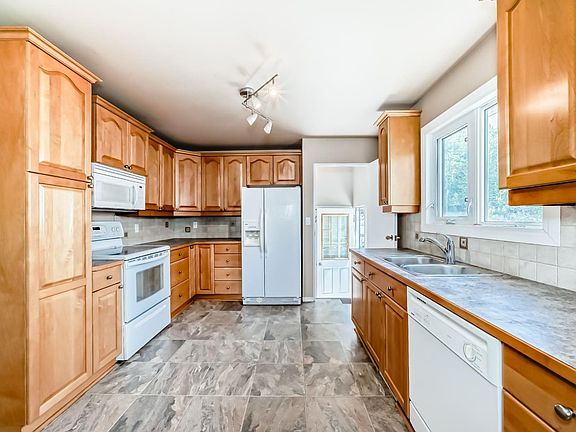 4th image of 418 Ellis Cres SE