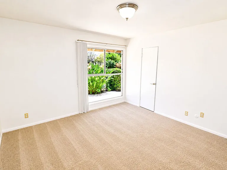 1087 N Greengrove St — Photo 16