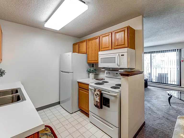 Lake Cove Village Apartments — Photo 30