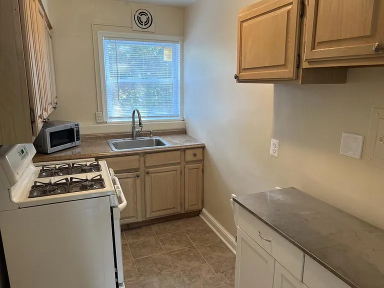 933 N Cleveland St — Photo 3