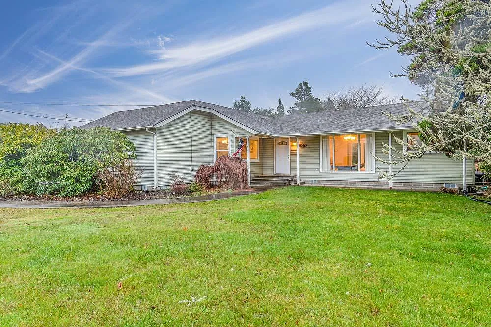 3 bed, 1.5 bath, 1300 sqft, $3,000 — Photo 1
