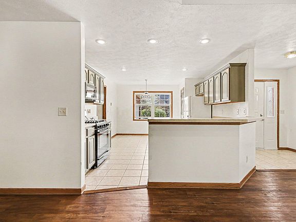 21st image of 1040 Stillwater Pkwy