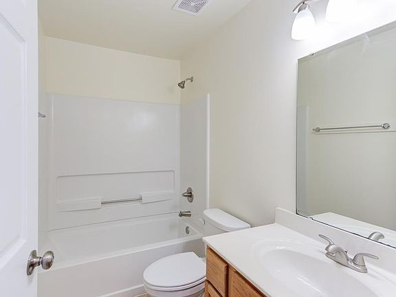 5th image of 300 Sweet Bay Pl #A