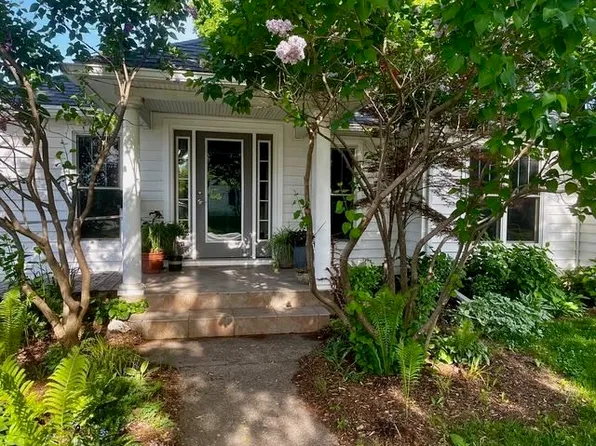 907 Bridge St, Charlevoix, MI 49720