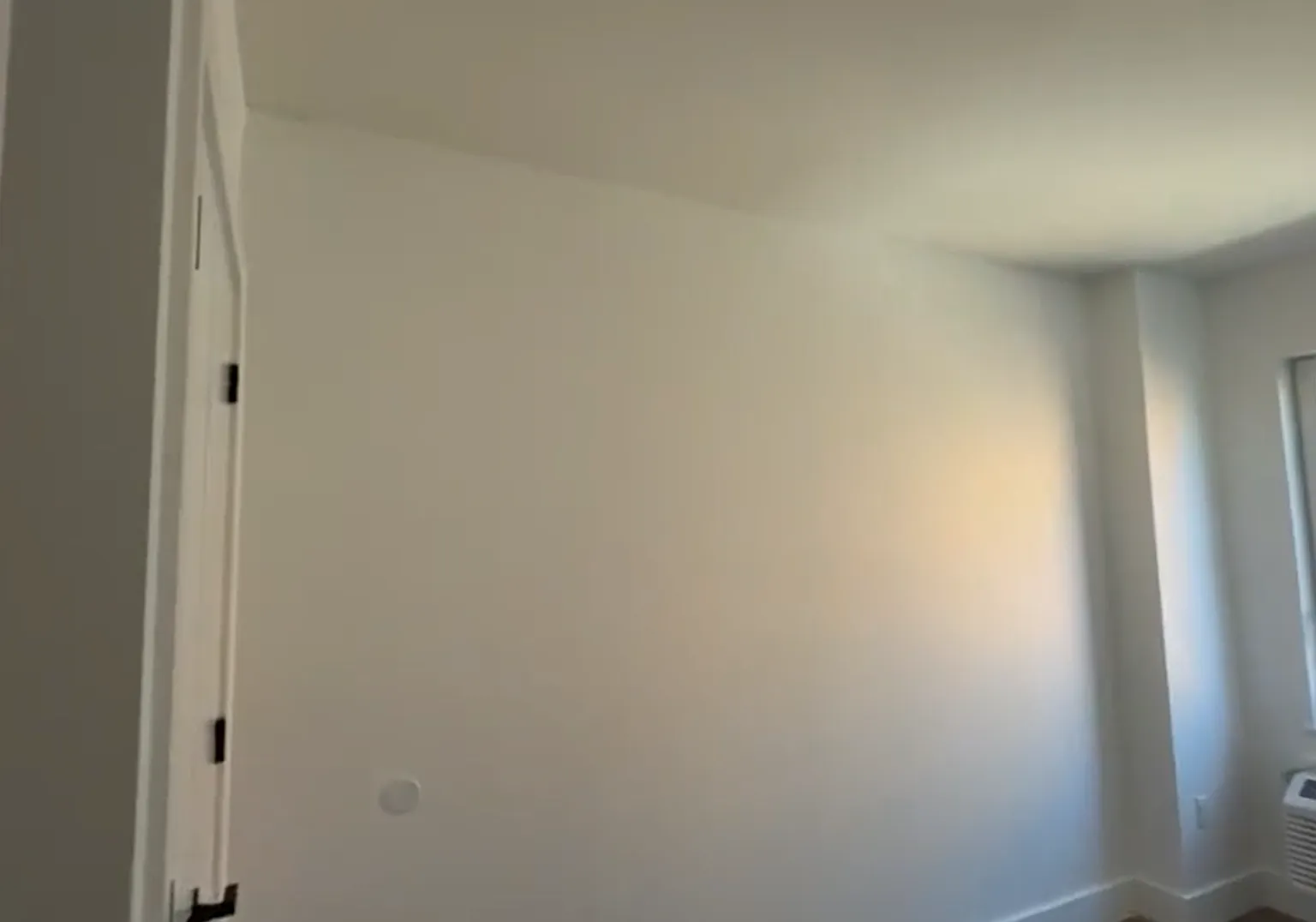 3 bed, 900 sqft, $3,373 — Photo 4