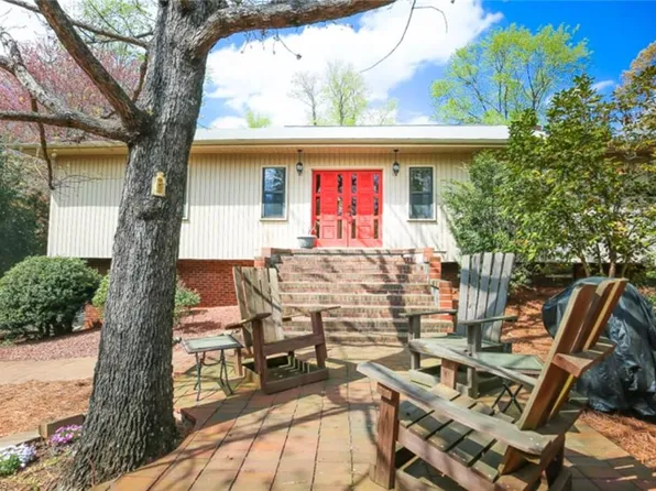 3411 Scarsborough Dr, Winston Salem, NC 27104