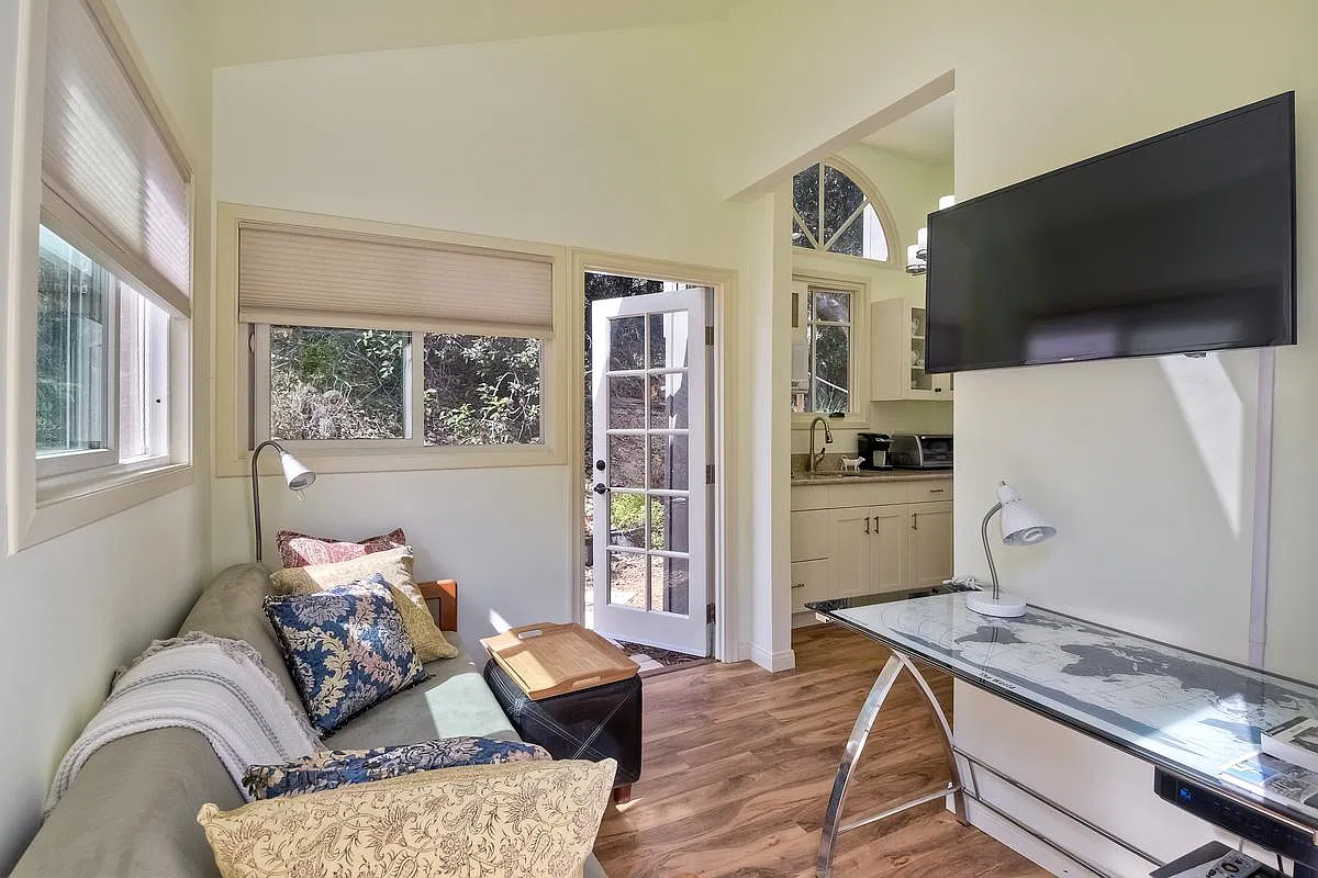 20402 1/2 Elfin Forest Rd — Photo 3