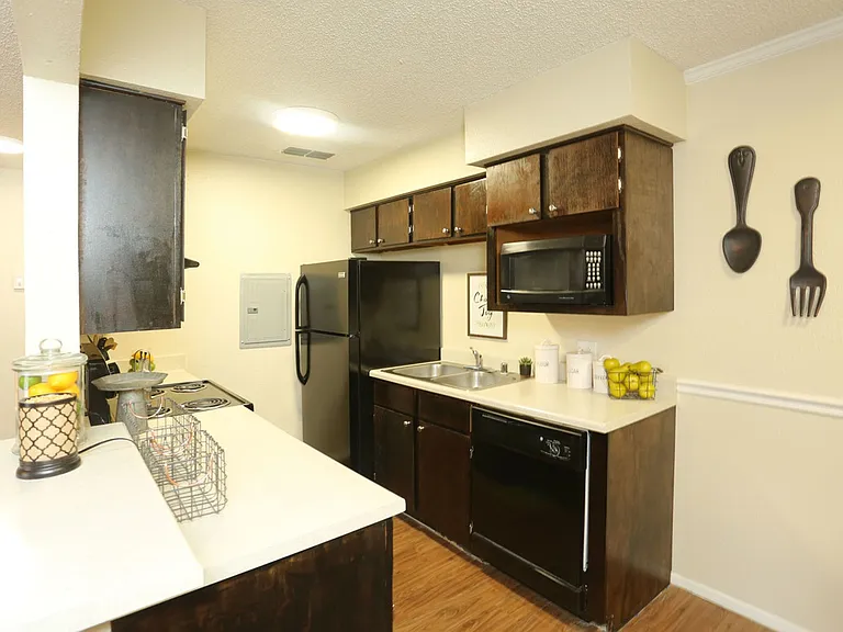 Bentwood Apartments — Photo 9