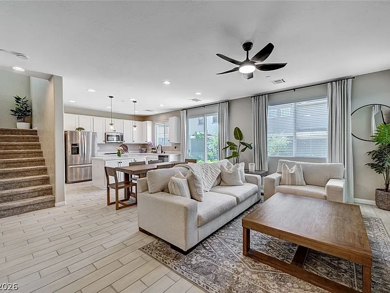 372 Silva Pl — Photo 4