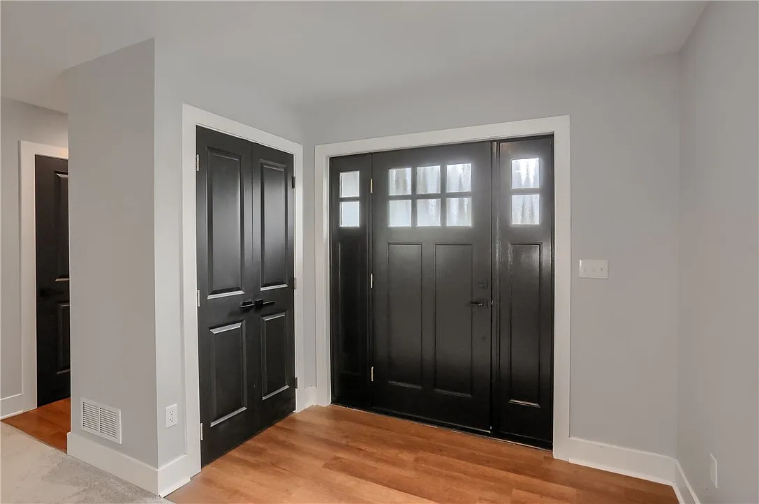 3 bed, 2.0 bath, 2400 sqft, $2,850 — Photo 3