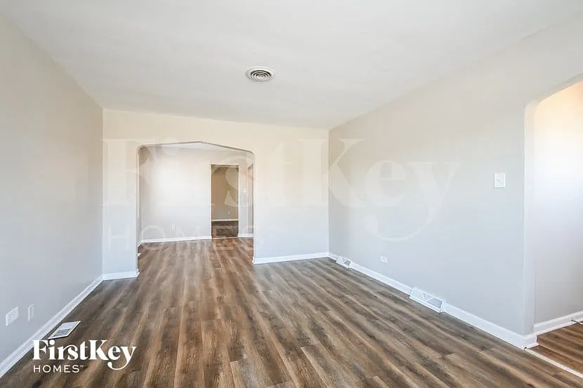 3 bed, 1.0 bath, 1108 sqft, $2,805 — Photo 4