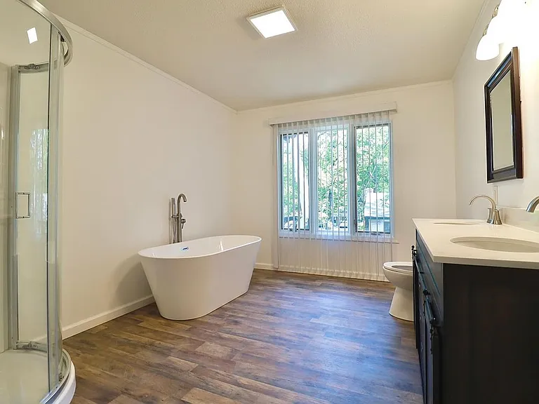 1108 Hess Ave — Photo 6