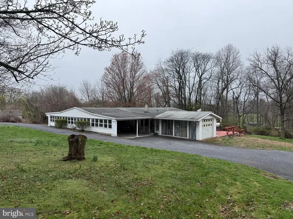 21 Crest Ln, Palmyra, PA 17078