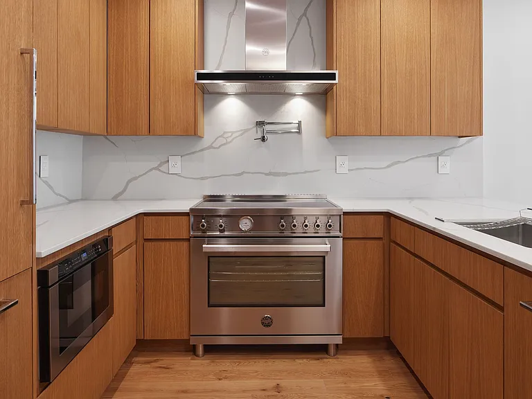 224 W 20th St #PENTHOUSE — Photo 4