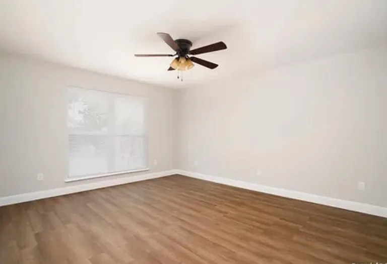 7347 Montgomery Dr — Photo 10