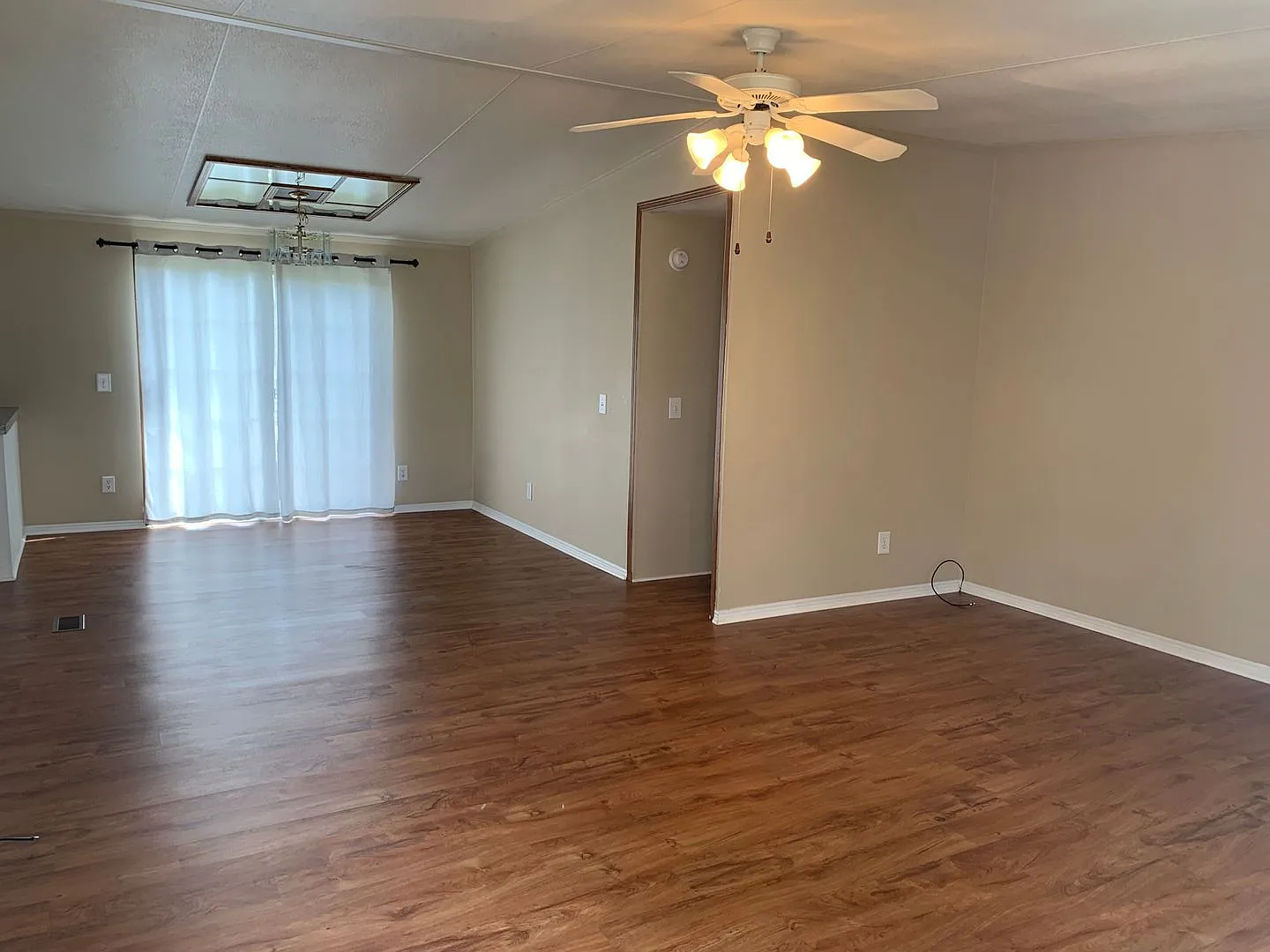 Spacious 3 Bed/2 Bath Home - Large Corner Lot - Split Floor Plan - 2 Car Carport - No Pets — Photo 4