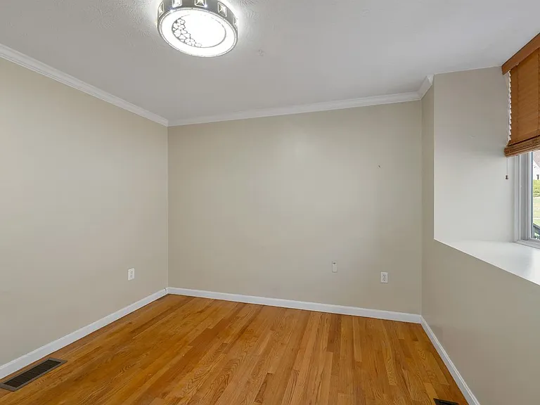 32 Suffolk Ct — Photo 9