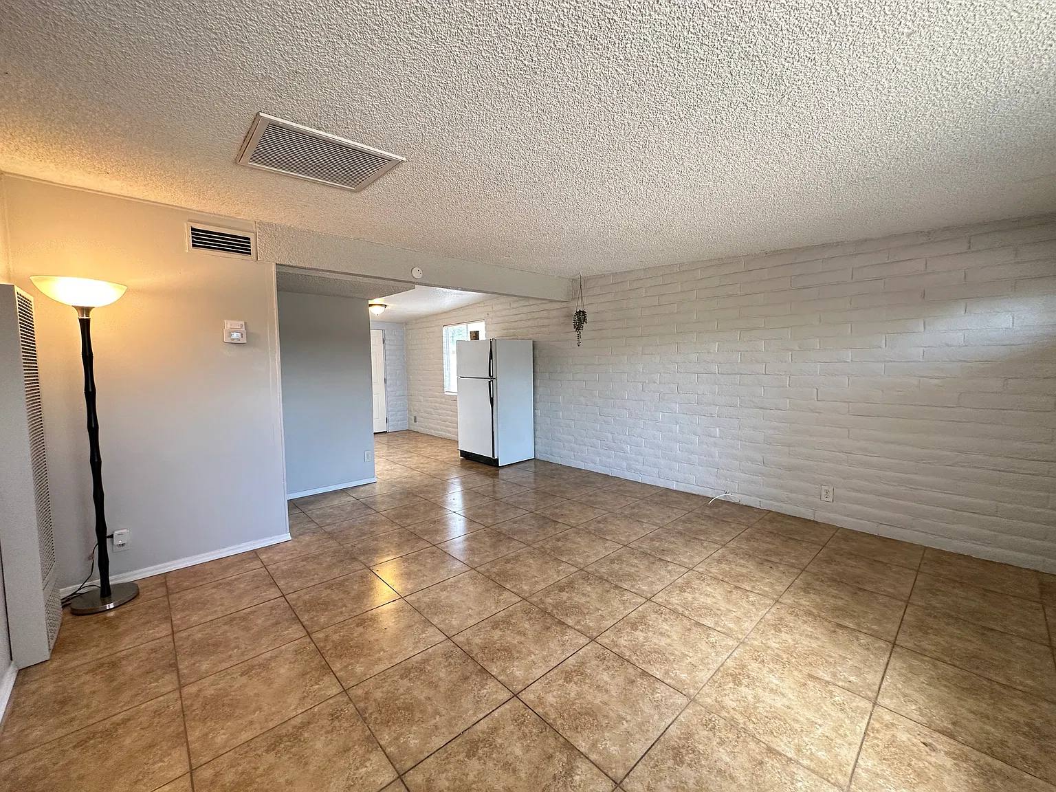 Renovated 2 bedroom, 1 bath duplex for rent! — Photo 3