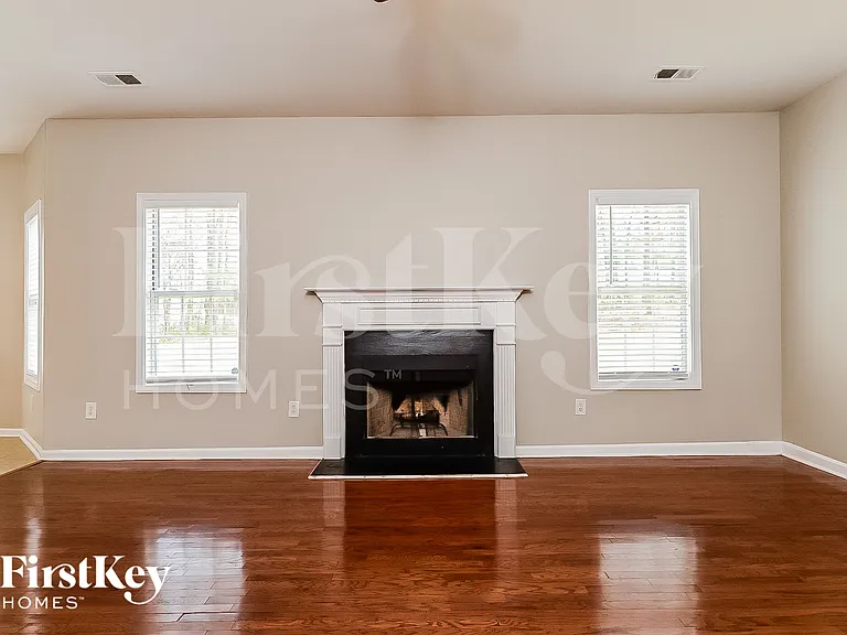821 Harrison Dr — Photo 2