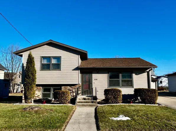 110 Monroe St, Decorah, IA 52101