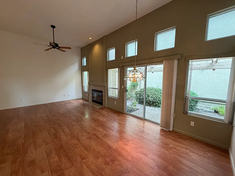 2833 Catalina Dr — Photo 8