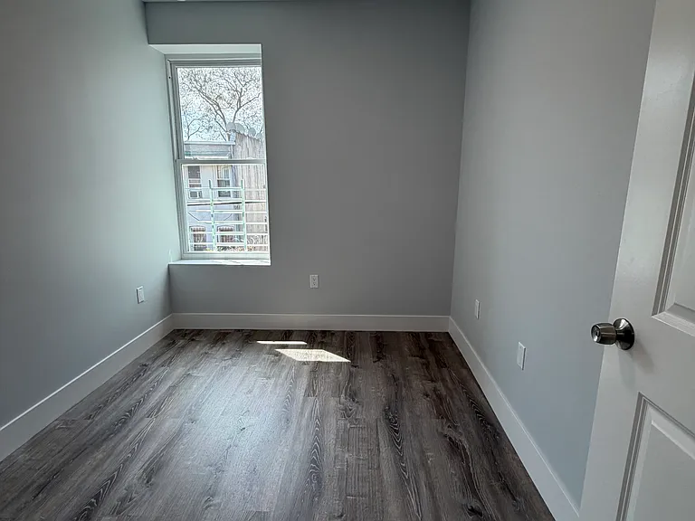 472 Herzl St #2R — Photo 6