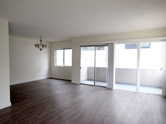 2nd image of 1218 Larrabee St Unit 1