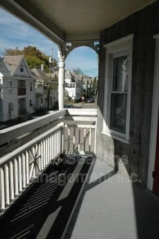 3 bed, 1.0 bath, 1000 sqft, $3,000 — Photo 2