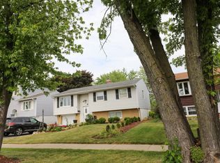 419 N Midlothian Rd, Mundelein, IL 60060