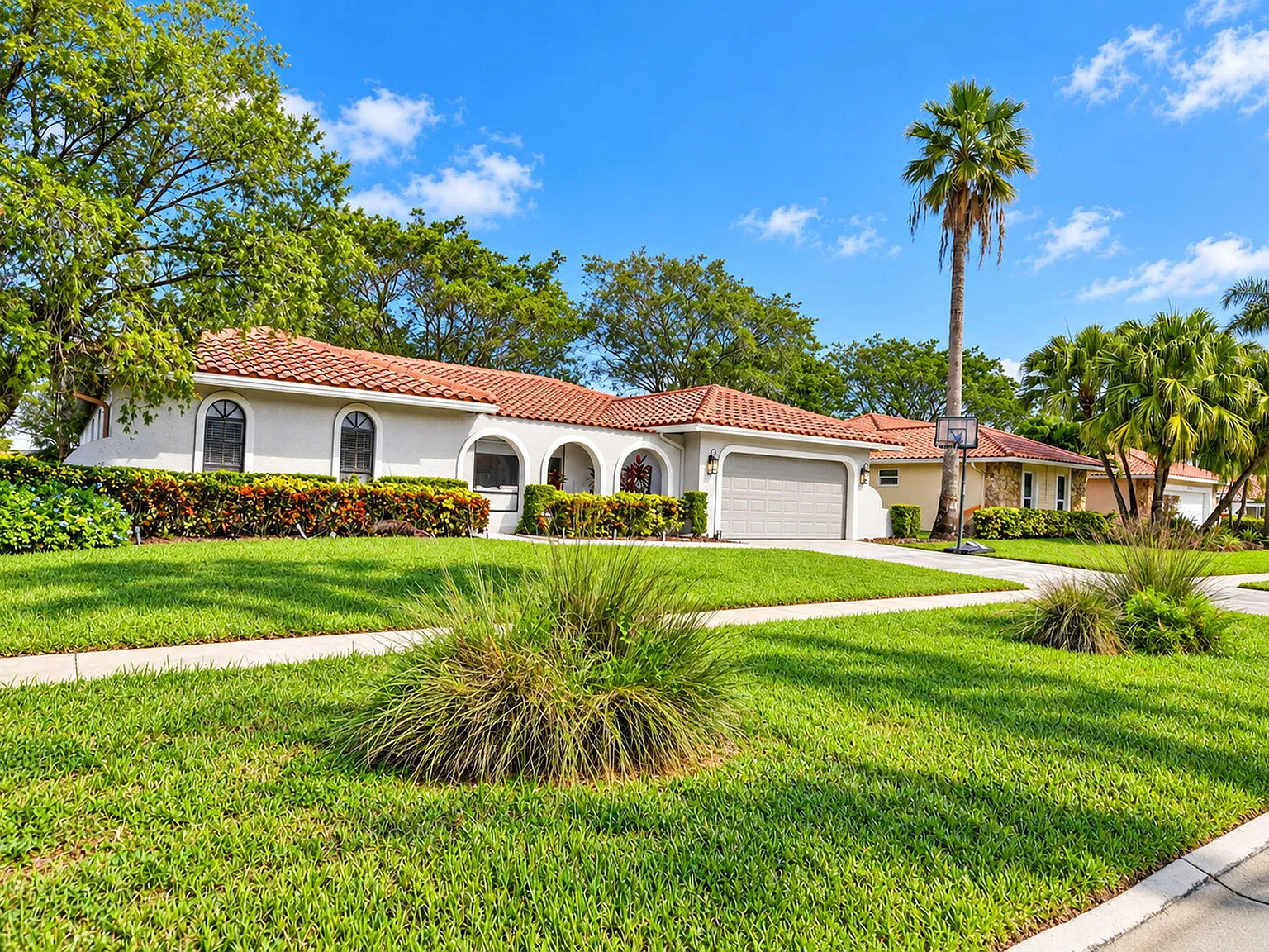 3 bed, 2.0 bath, 2404 sqft, $5,600 — Photo 3