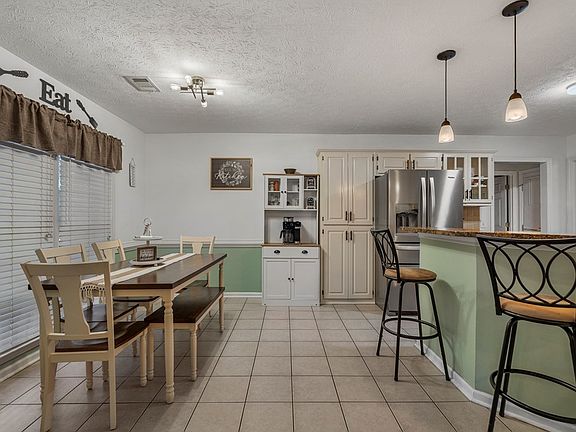 5th image of 854 Oakwood Dr