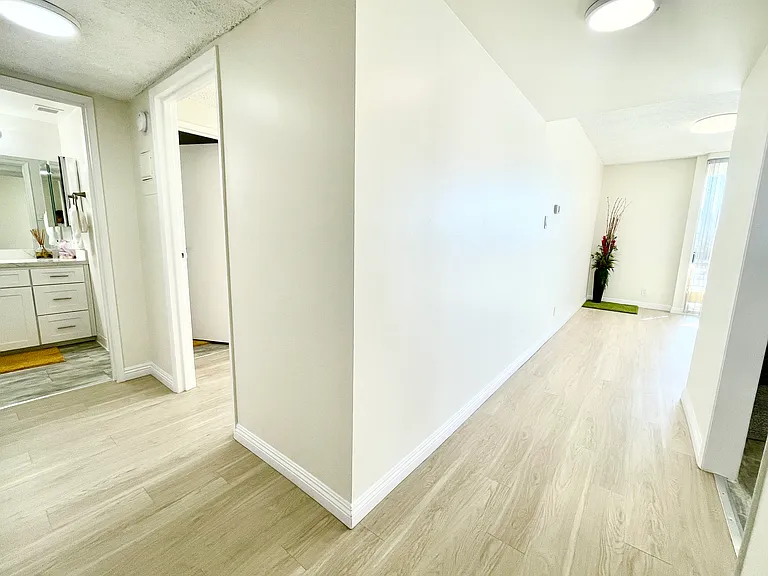 Occidental Towers Apartments — Photo 120