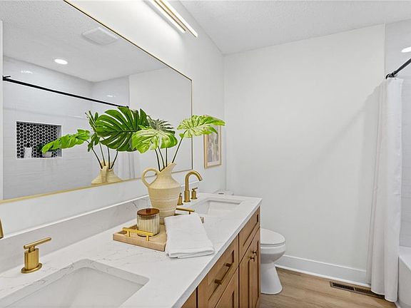 4th image of 2400 N 73rd Pl